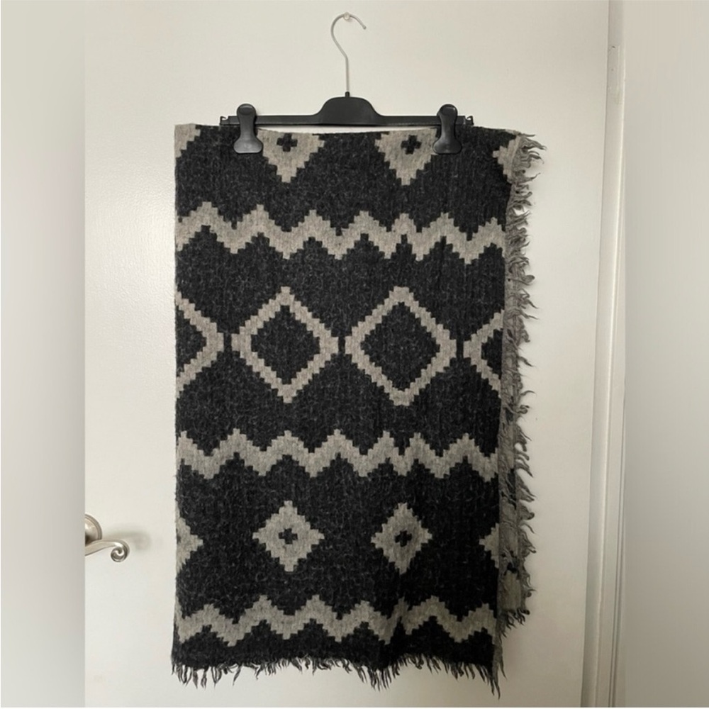 Aritzia Wilfred Black and Grey Blanket Scarf - 100% wool - One Size